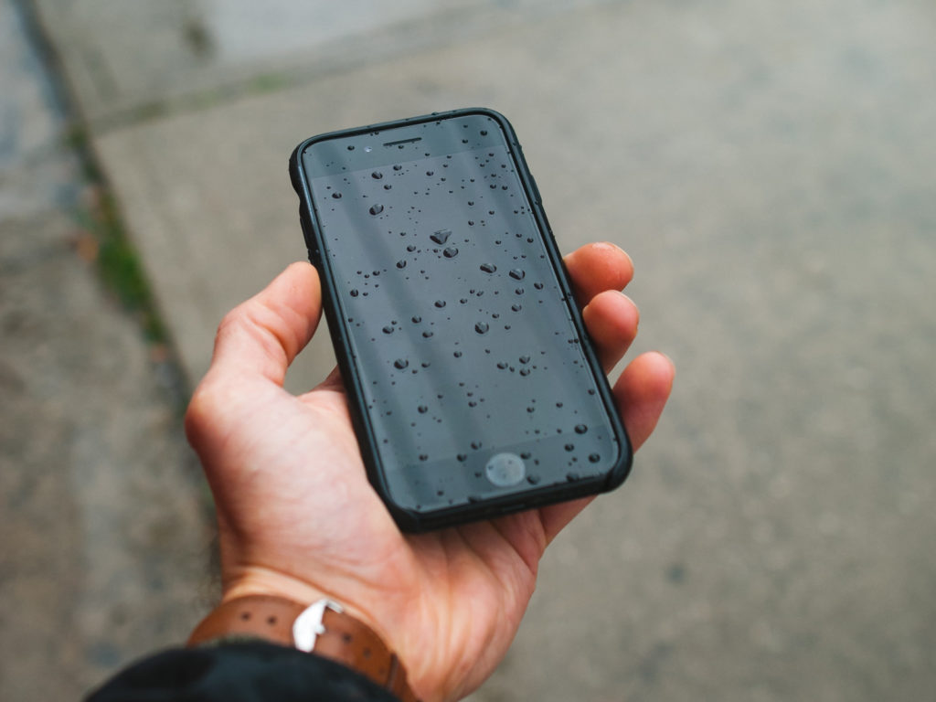 iFixYouri’s Expert Advice: 5 Essential Tips to Recover Your Water-Damaged Smartphone